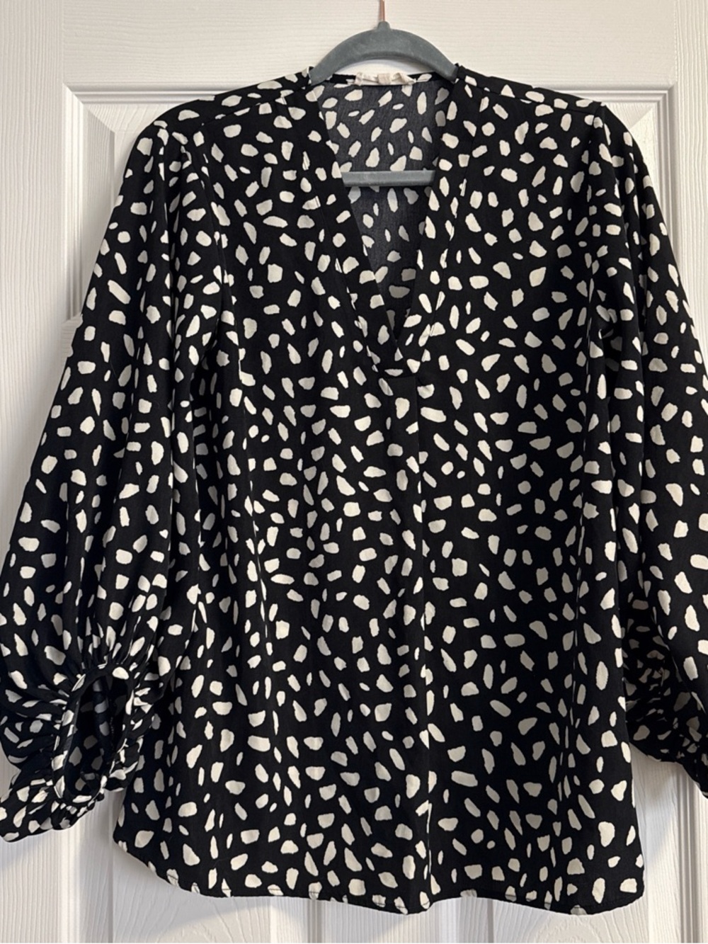 entro Black and White Printed V-Neck Balloon-Sleeve Blouse